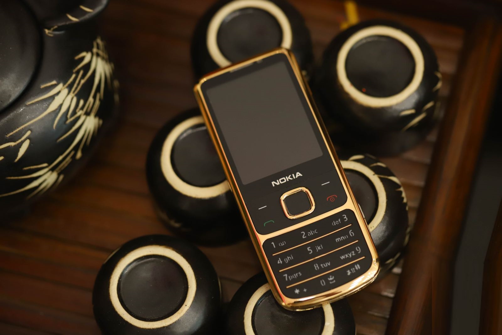 Nokia-6700-vàng-hồng-2-1