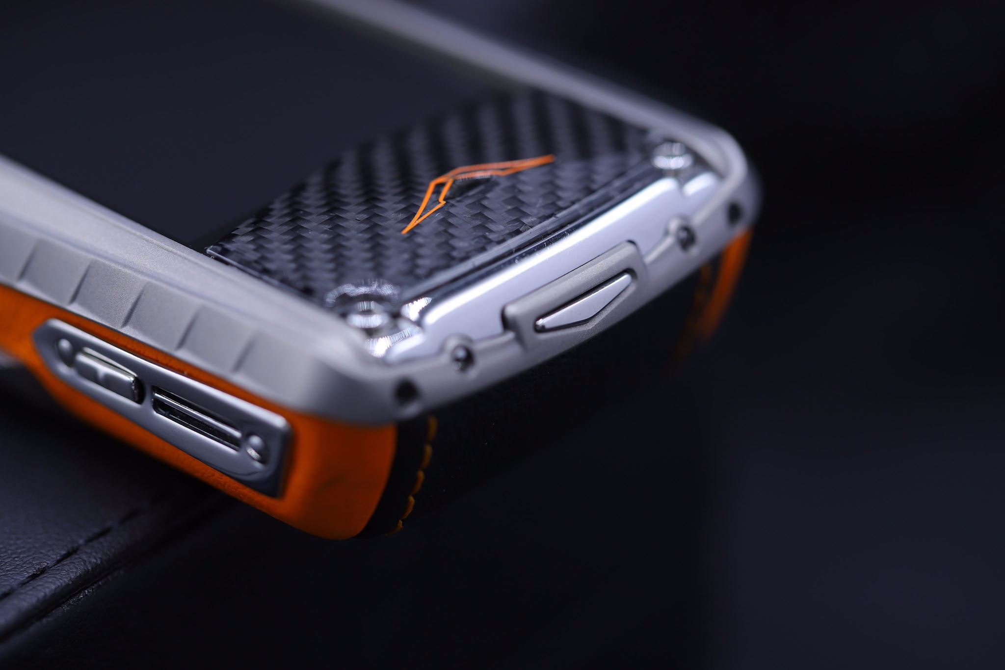 Vertu Ascent Titanium, Carbon Fibre, Black And Orange Leather (3) Vertu Ascent Titanium, Carbon Fibre, Black And Orange Leather (3)