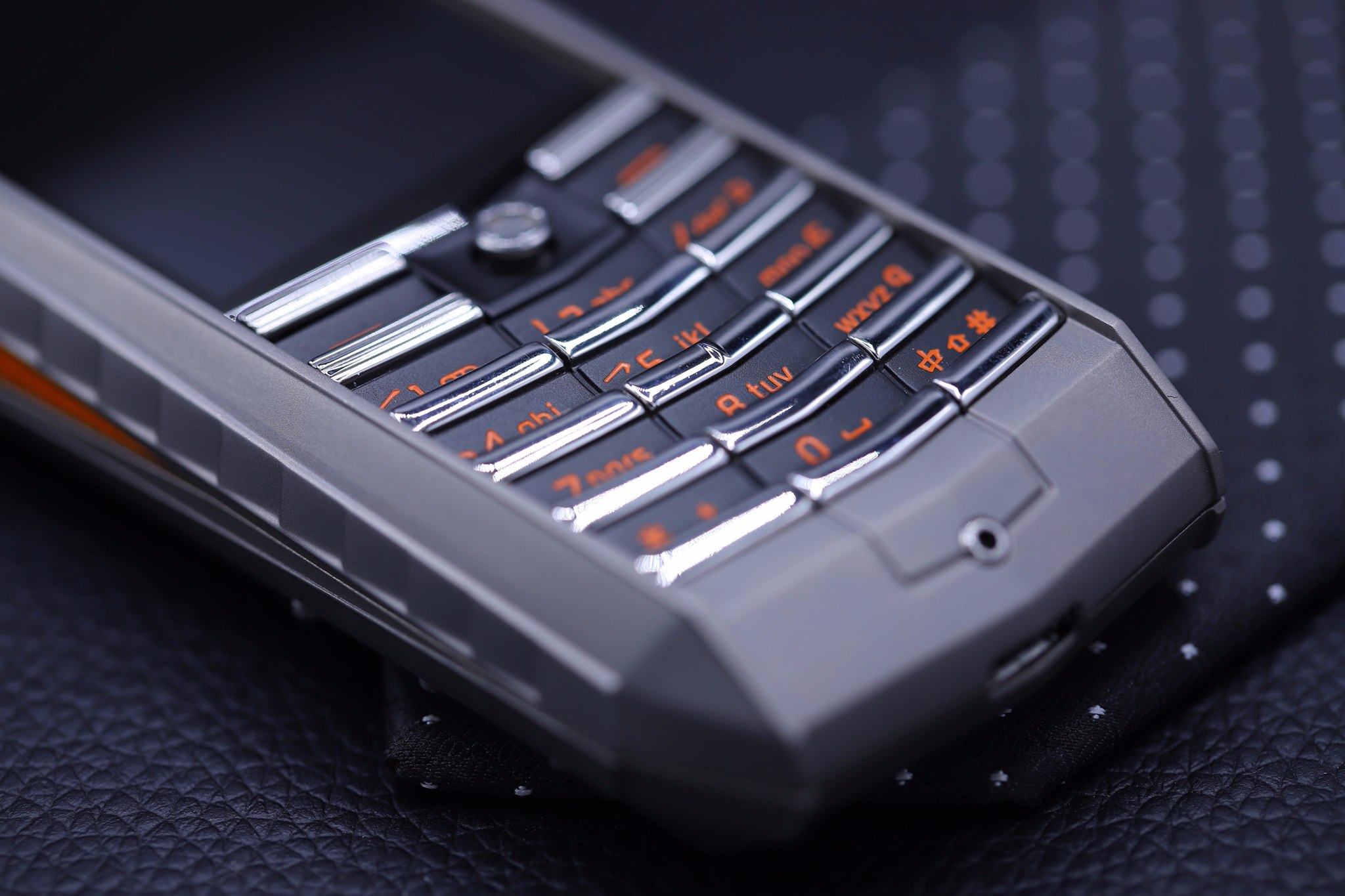 Vertu Ascent Titanium, Carbon Fibre, Black And Orange Leather (4) Vertu Ascent Titanium, Carbon Fibre, Black And Orange Leather (4)