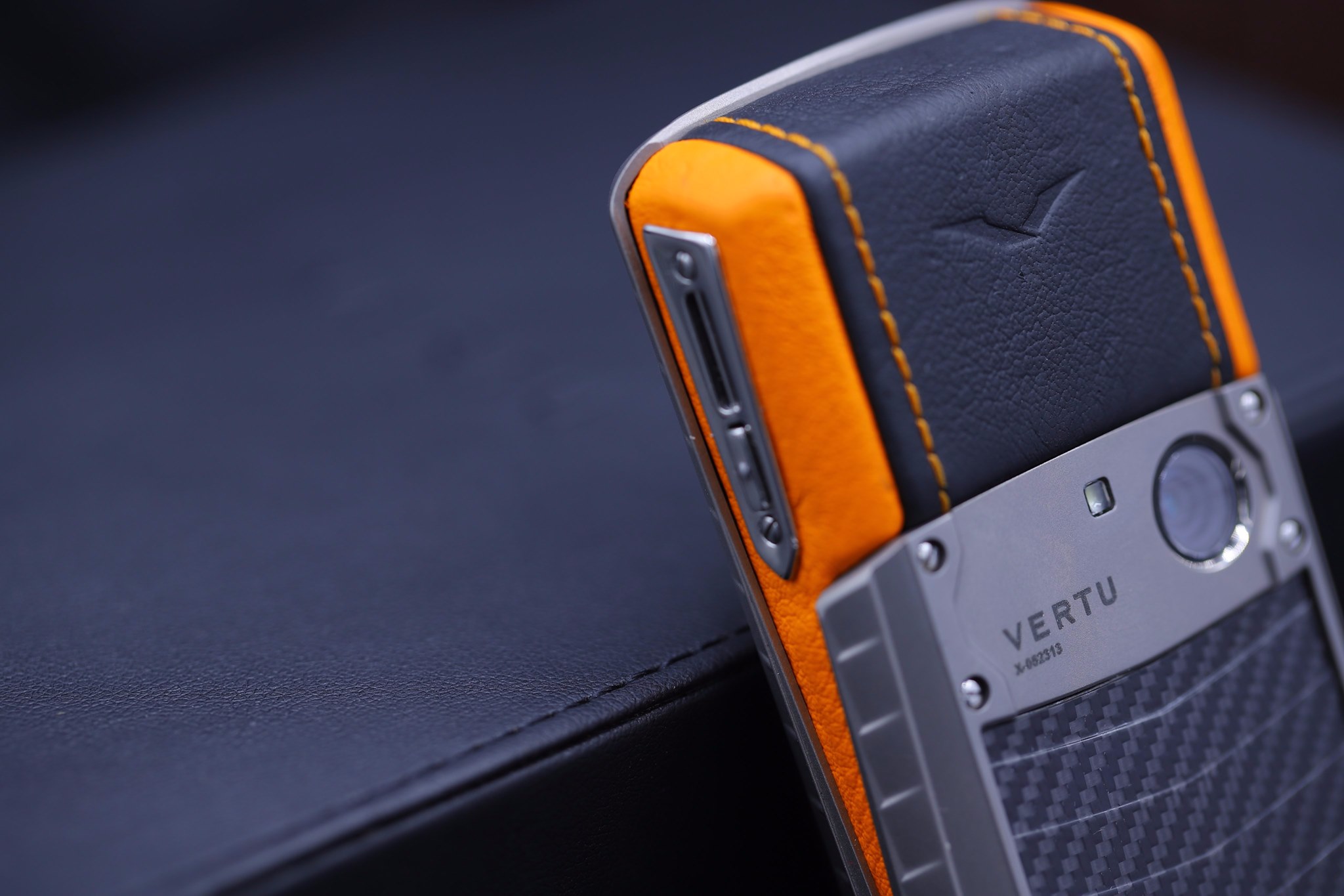 Vertu Ascent Titanium, Carbon Fibre, Black And Orange Leather (7) Vertu Ascent Titanium, Carbon Fibre, Black And Orange Leather (7)