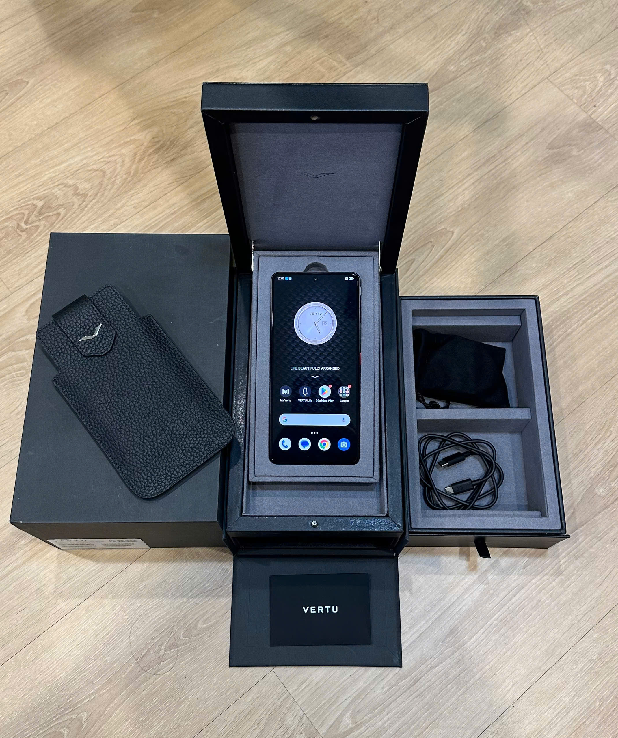 Điện thoại METAVERTU 2 da cá sấu đỏ 99% fullbox (5)