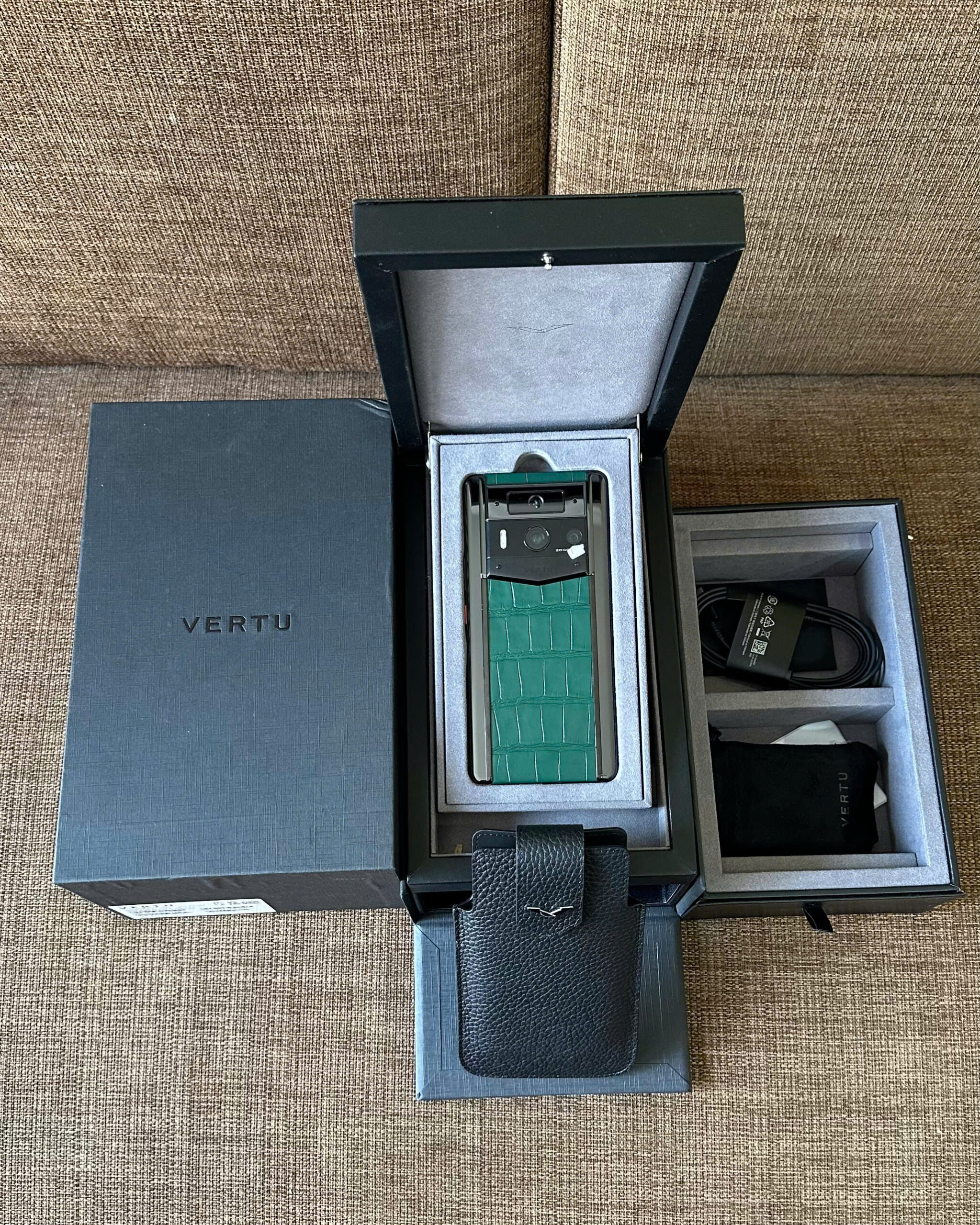 Điện thoại METAVERTU 2 da cá sấu xanh 99% fullbox (4)