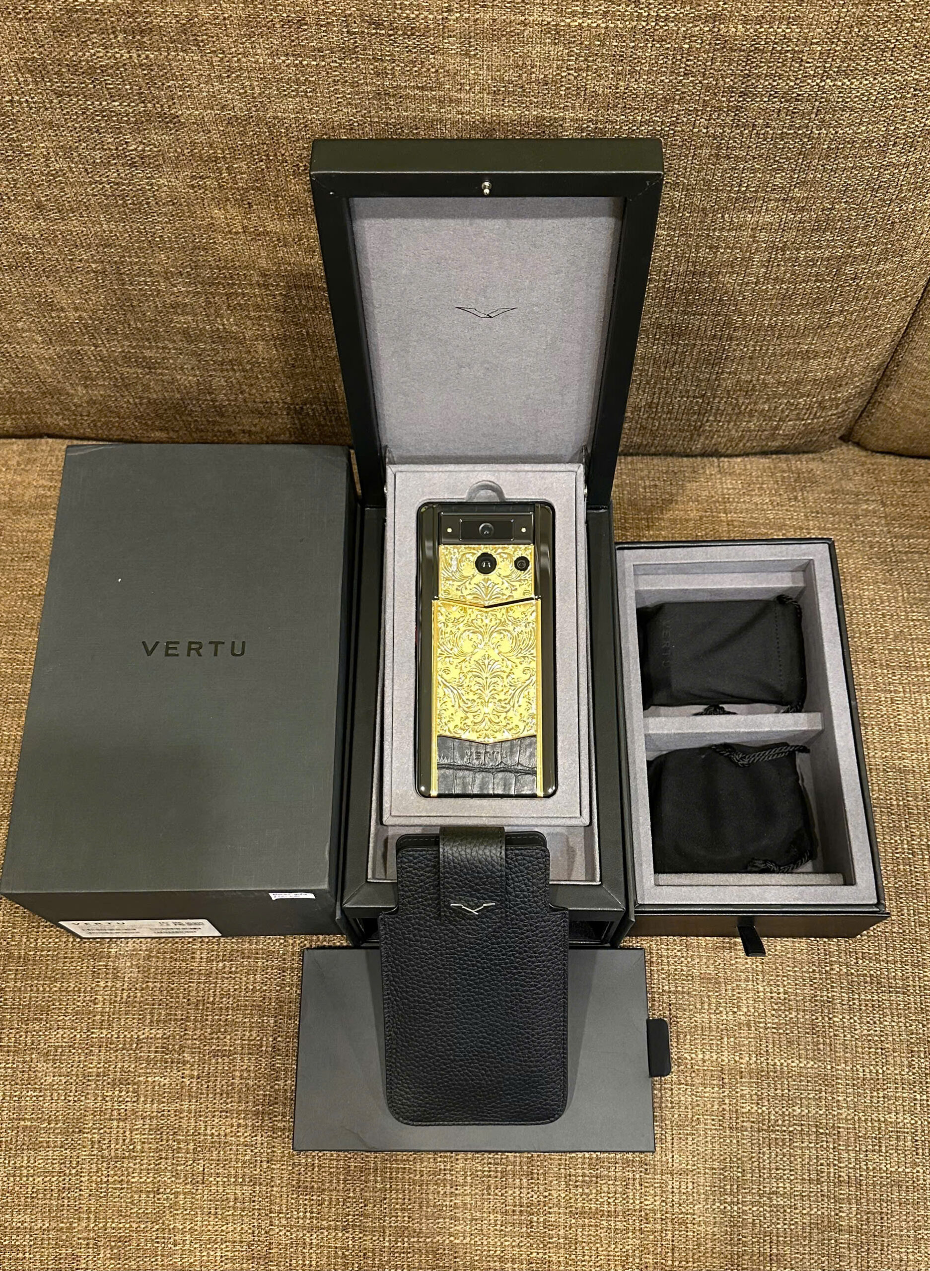 METAVERTU 2nd Generation lưng gold hoa văn Limited (6)