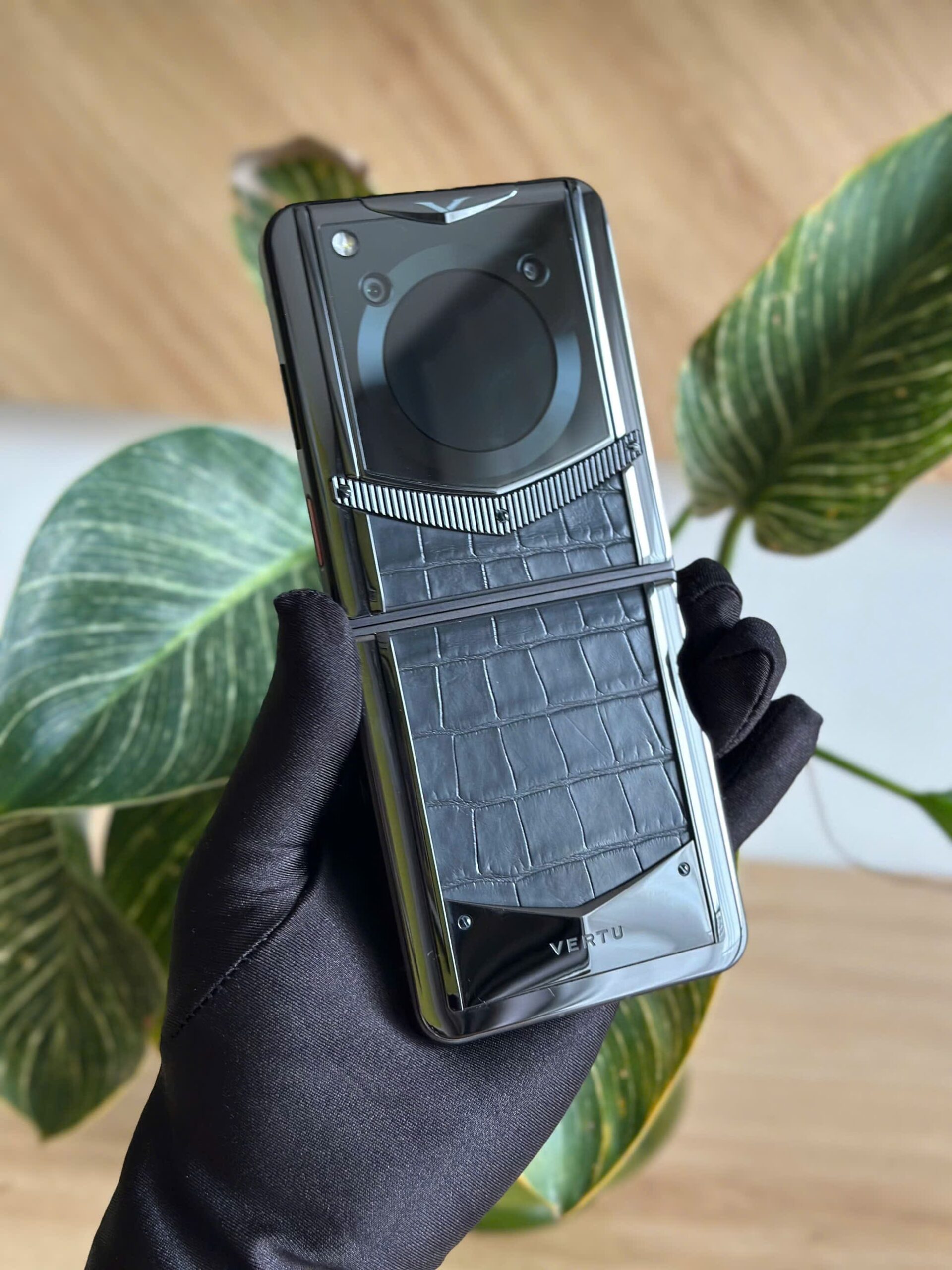 Điện Thoại Vertu Iron Flip Black Alligator Lưng Bọc Da Cá Sấu Zin Hãng