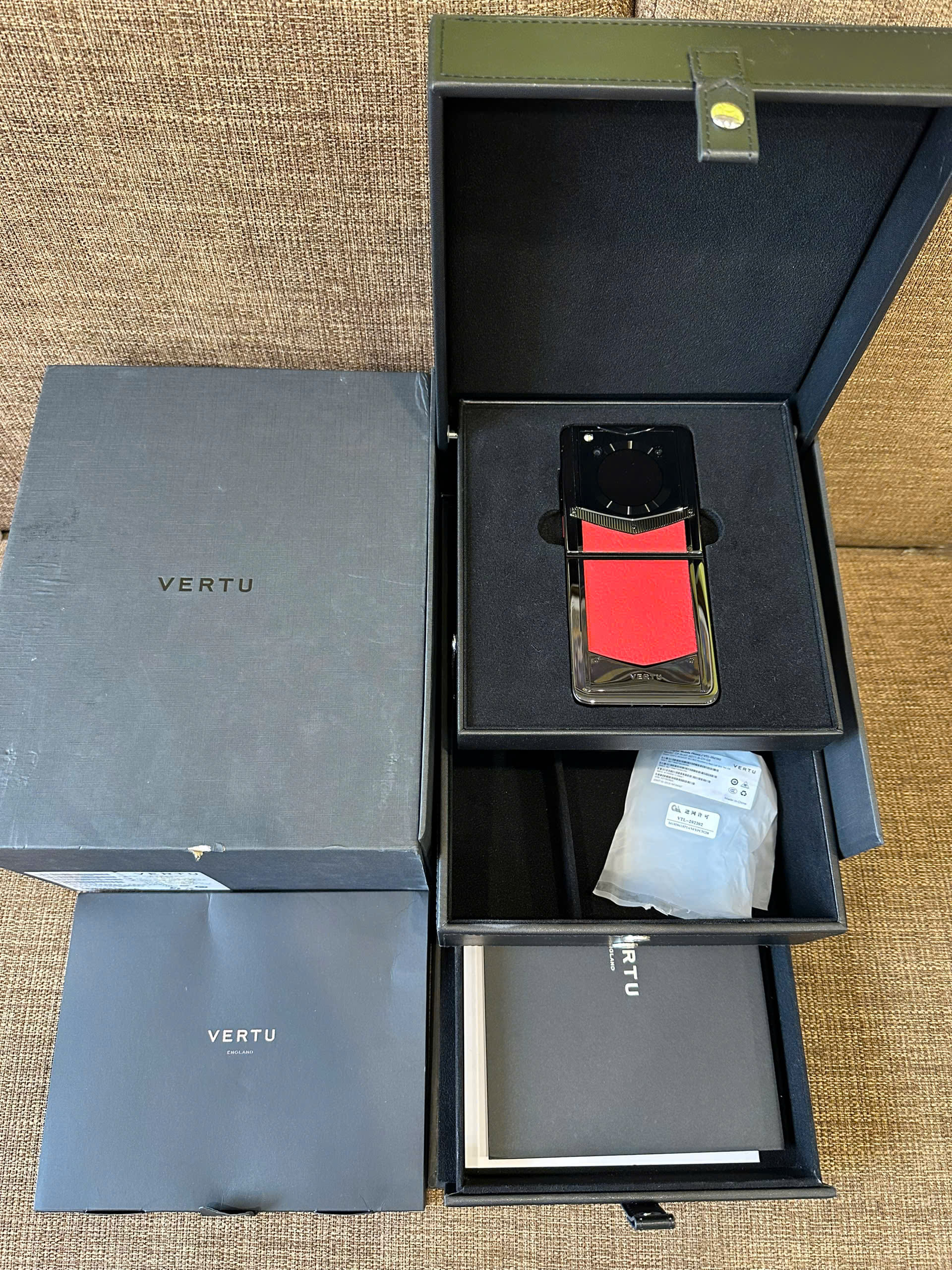 dien-thoai-vertu-iron-flip-jade-red8