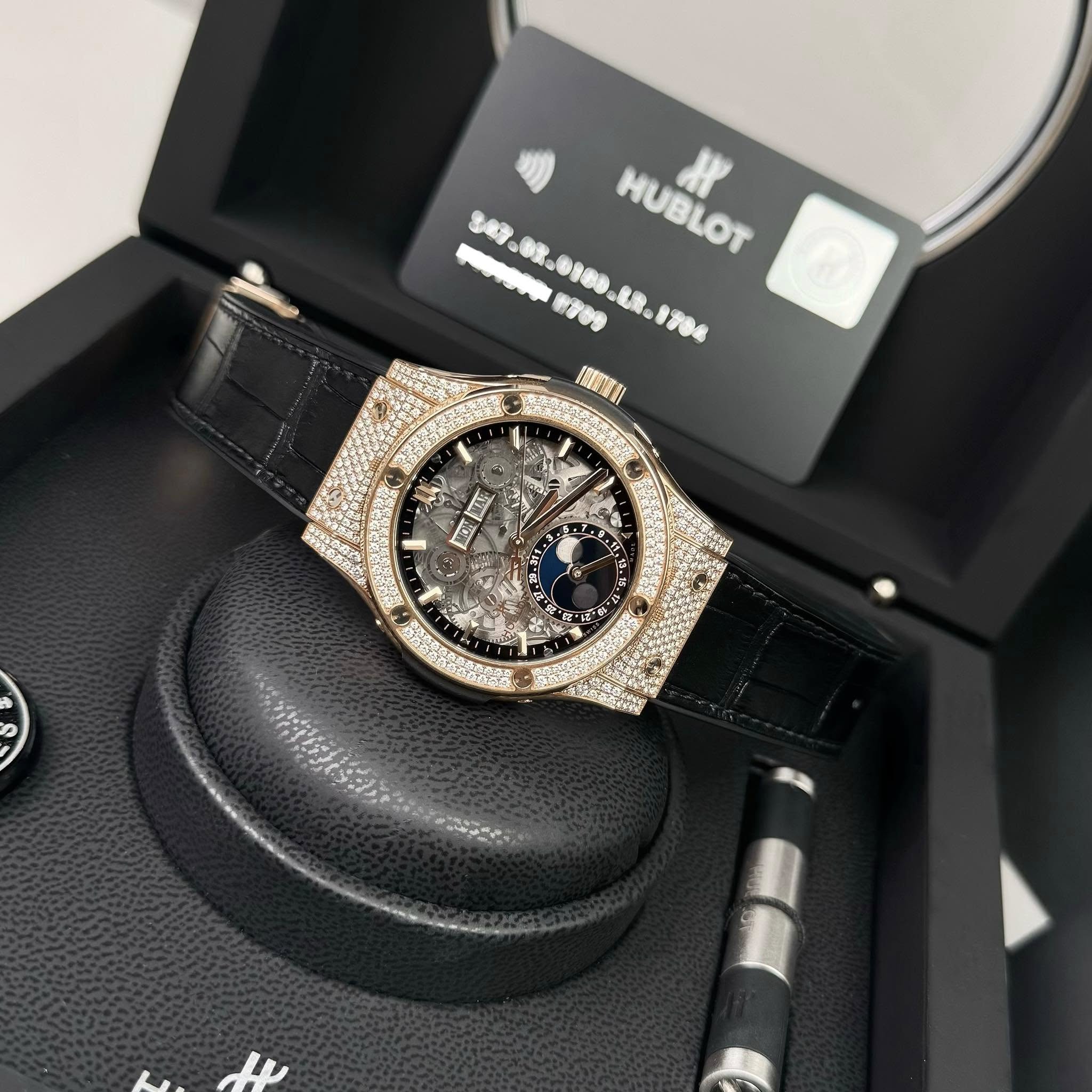 Đồng Hồ Hublot Classic Fusion Aerofusion Moonphase King Gold Pavé 45mm 2