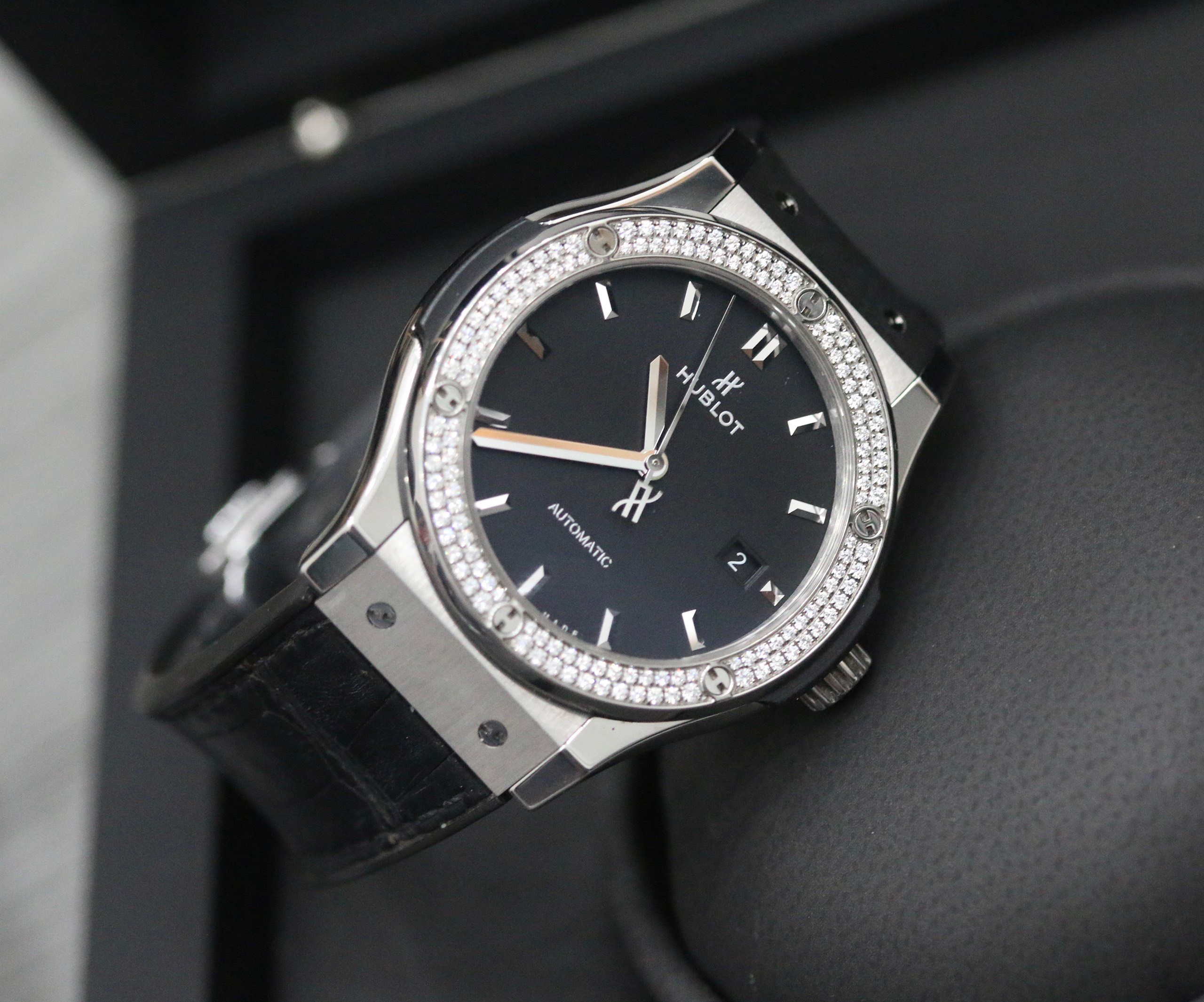 Đồng Hồ Hublot Classic Fusion Benzel Custom Diamonds 38mm 3