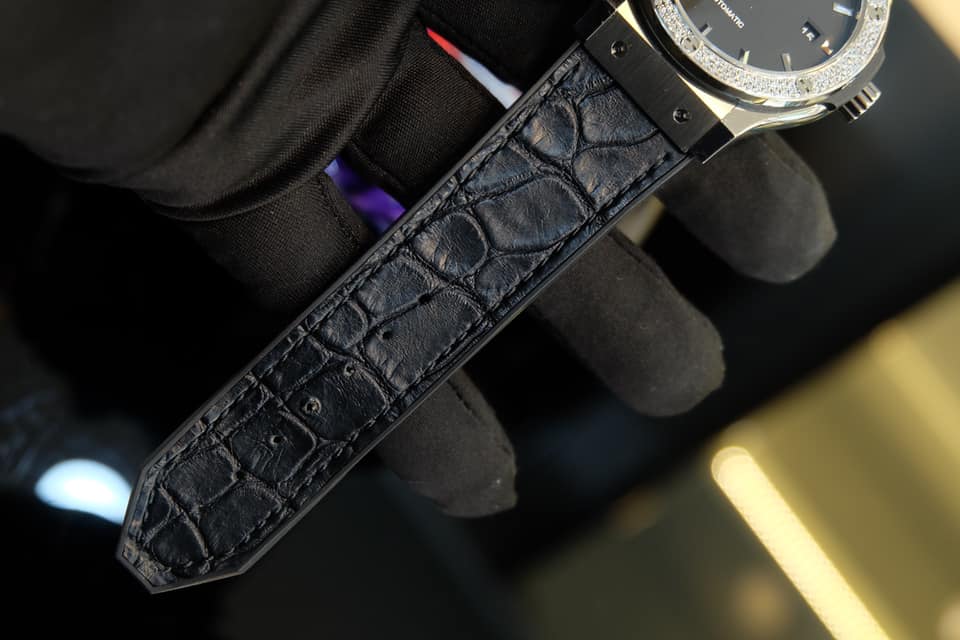 Đồng Hồ Hublot Classic Fusion Benzel Custom Diamonds 38mm 5