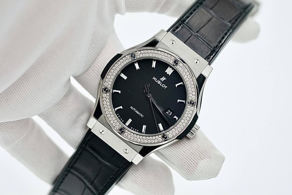 Đồng Hồ Hublot Classic Fusion Titanium Diamonds 42mm 4