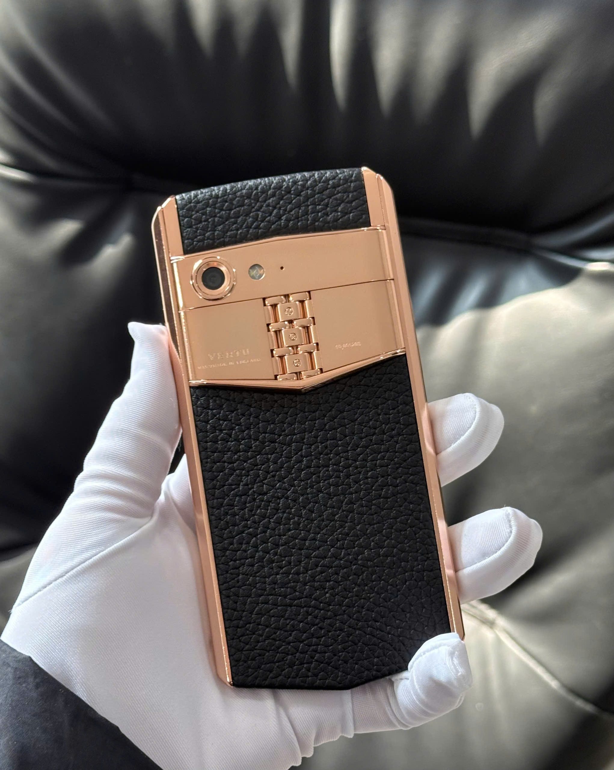Vertu Aster P da bê đen mạ vàng hồng 24k