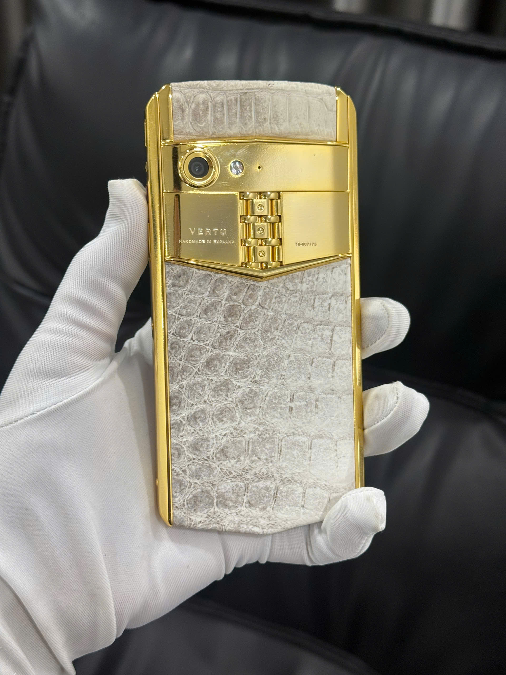 Vertu Aster P da cá sấu bạch tạng mạ vàng 24k