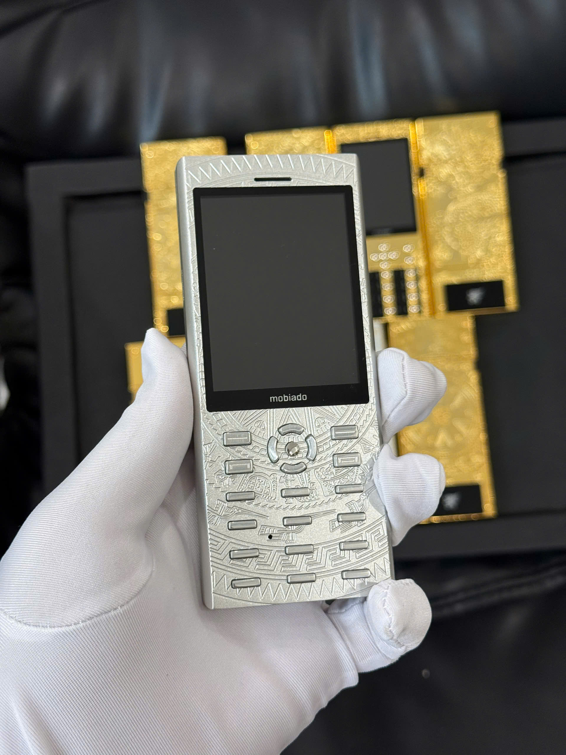MOBIADO PRO 3GCB SILVER TRỐNG ĐỒNG ĐÔNG SƠN 4G 2 SIM GIÁ 9 TRIỆU